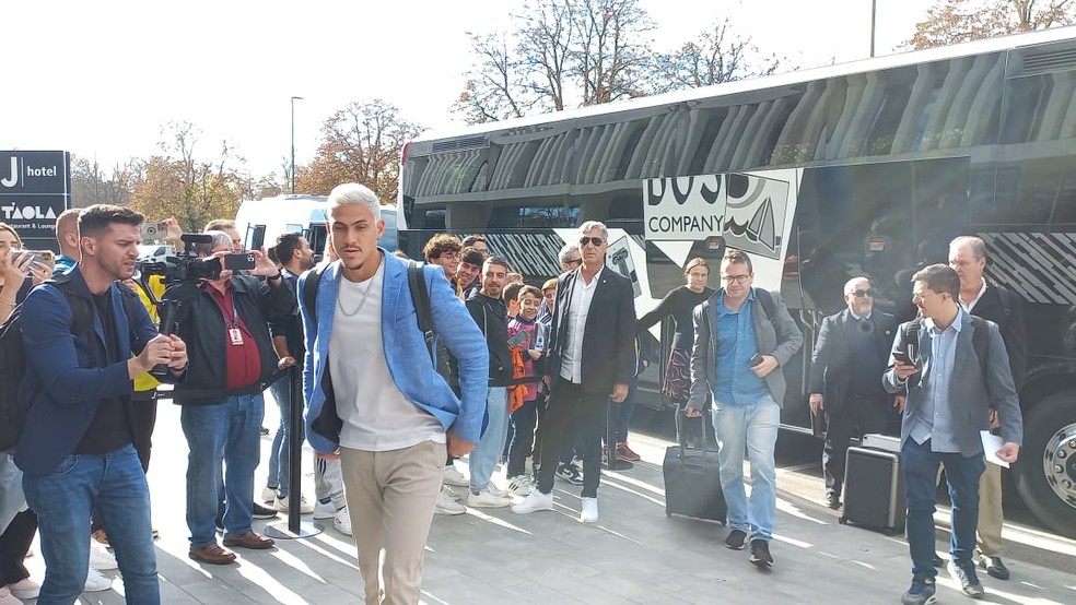 Pedro chegando com a Seleção a Turim — Foto: Raphael Zarko / ge