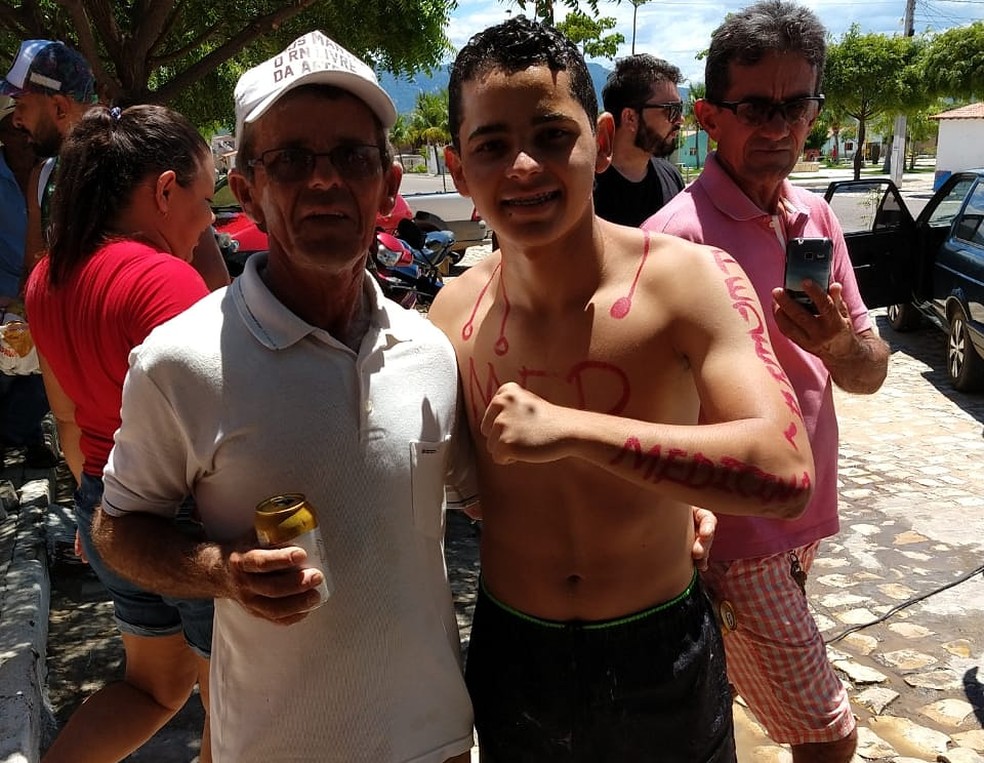 JoÃ£o Carlos Bessa Fernandes comemorou aprovaÃ§Ã£o com o pai, que Ã© agricultor âÂ€Â” Foto: Cedida