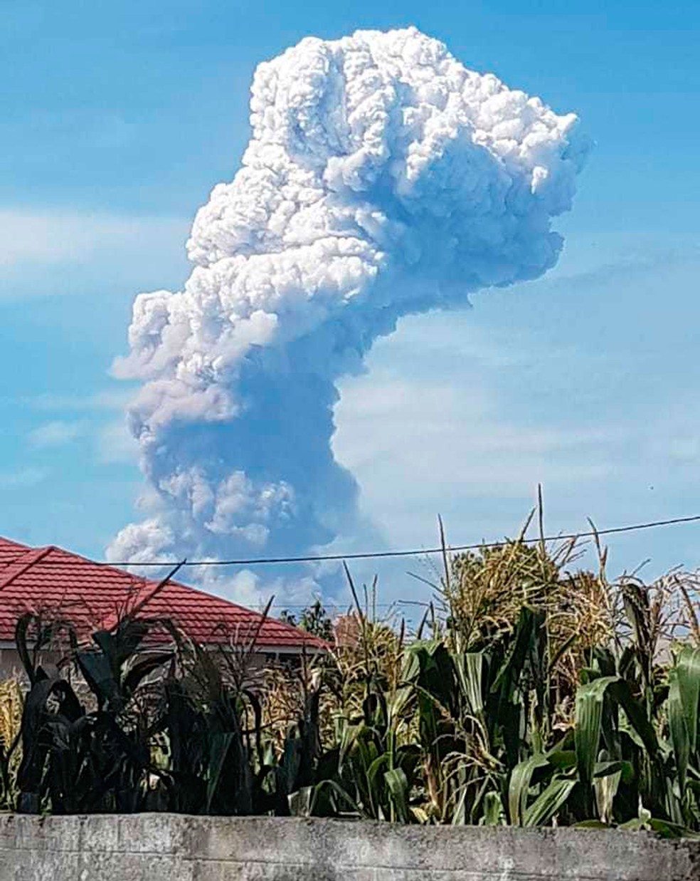 Nuvem de cinzas é vista depois após o vulcão do Monte Soputan, na Indonésia, entrar em erupção nesta quarta-feira (3)  — Foto: Hetty Andih/AP