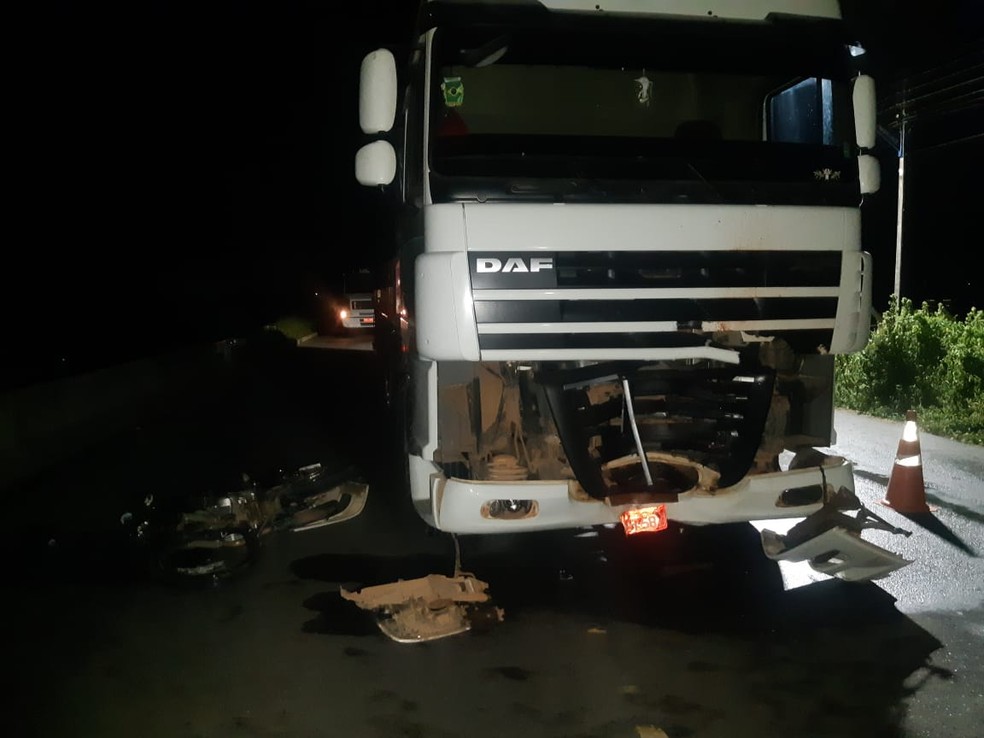 Motociclista bateu de frente com caminhão em Limoeiro de Anadia, Alagoas — Foto: BPRv