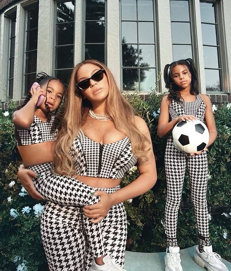 Beyoncé e as filhas (Foto: Reprodução/Instagram)