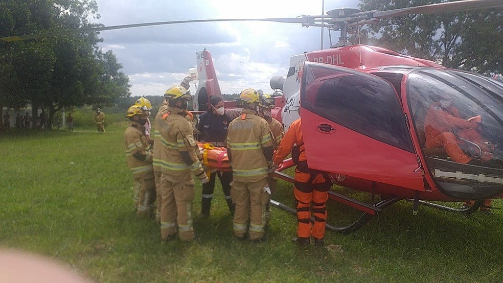 Motociclista de 49 anos precisou ser transporte de helicóptero ao hospital após acidente, no DF — Foto: CBMDF/Divulgação