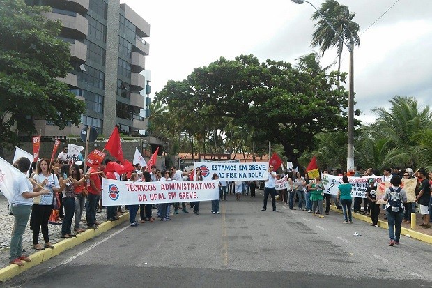 Servidores e estudantes se mobilizam em frente ao Hotel Jatiuca (Foto: Lucas Leite/G1)