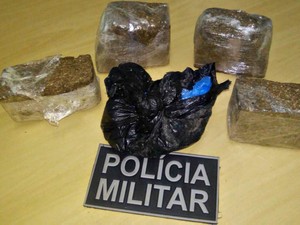 2 quilos de maconha foram encontrados com menor da idade em táxi (Foto: Divulgação/Polícia Militar)