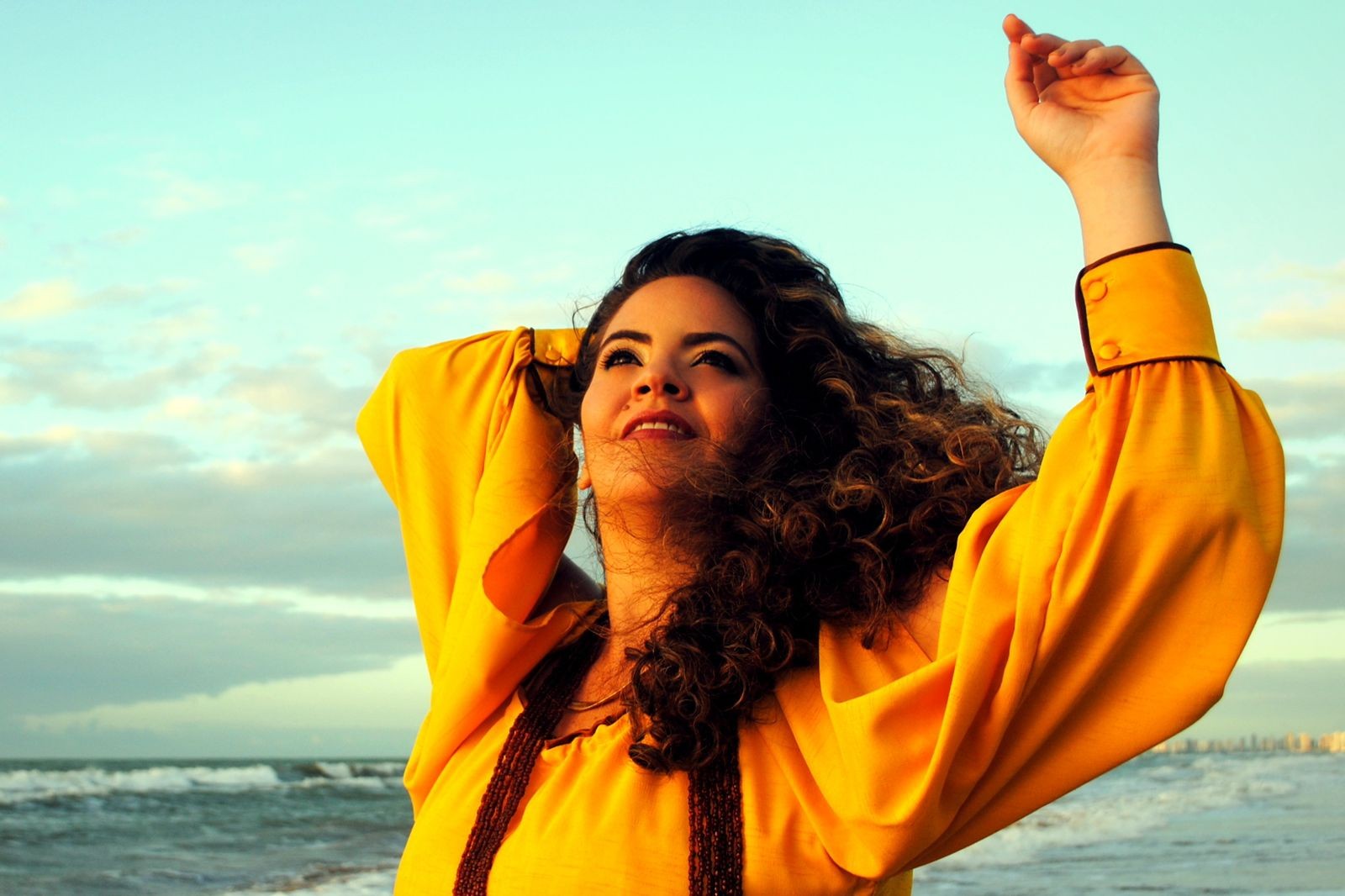 Sambista Karynna Spinelli homenageia Clara Nunes com show no domingo