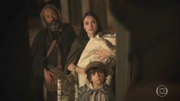 Ao chegar à Corte, Anna (Isabelle Drummond) pede abrigo a Peter (Caco Ciocler), em 'Novo Mundo' — Foto: TV Globo