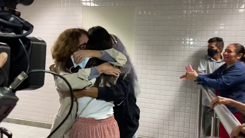 Silvana Pilipenko abraça familiares ao chegar em João Pessoa — Foto: Marques de Souza/TV Cabo Branco