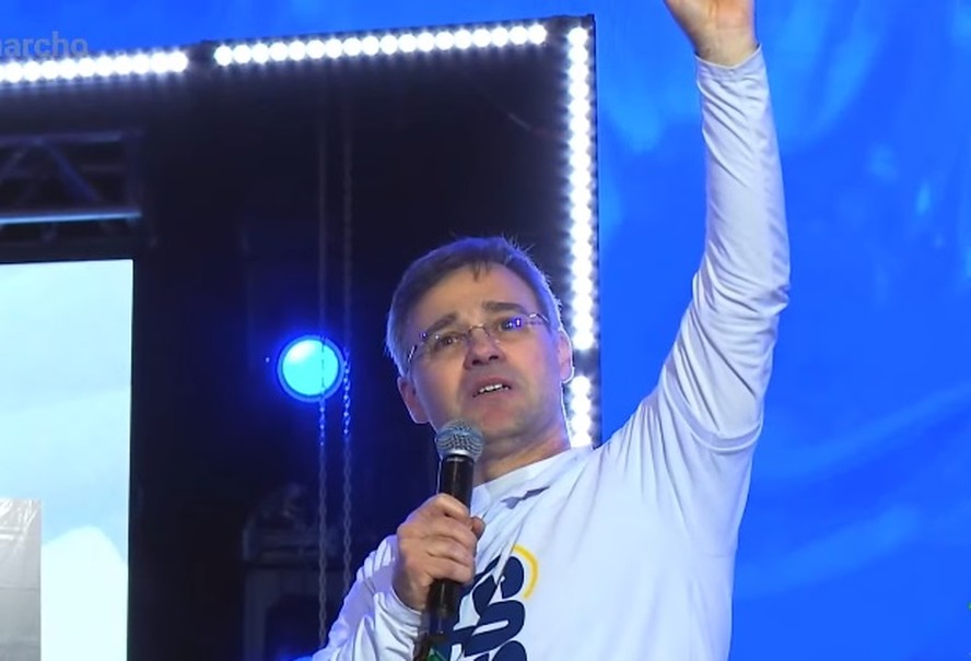 Ministro do STF André Mendonça faz discurso na Marcha para Jesus.