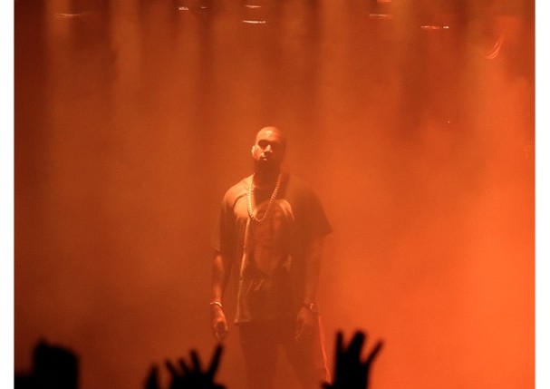 Kanye West interrompeu a apresentação assim que soube da notícia (Foto: Getty)