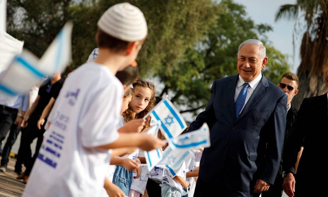 Netanyahu recebe estudantes durante uma cerimônia de abertura do ano letivo no assentamento judaico de Elkana, na Cisjordânia ocupada por Israel, em 1º de setembro de 2019  — Foto: AMIR COHEN / REUTERS
