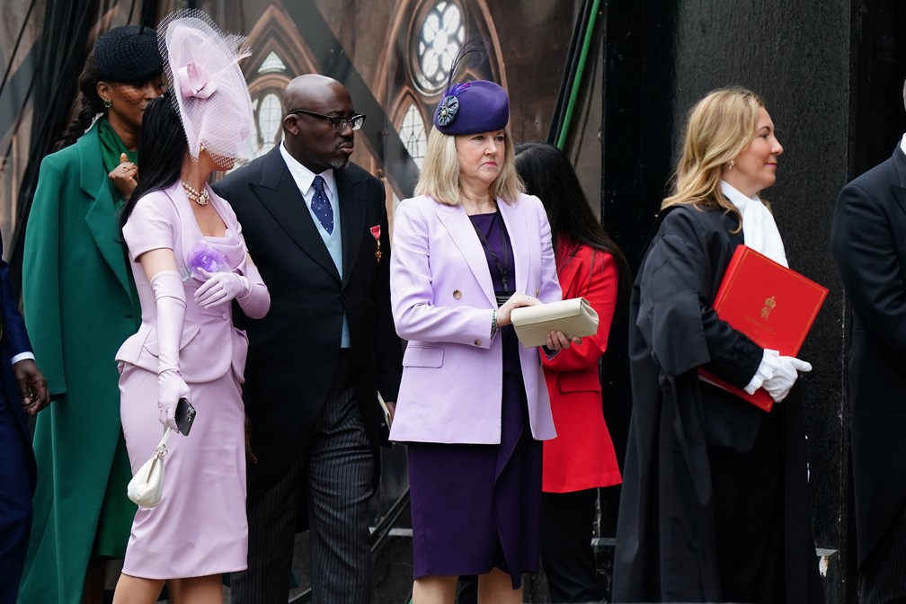 Katy Perry, Edward Enninful e Alison Johnstone, durante a cerimônia de coroação do rei Charles III, na Abadia de Westminster, em Londres. — Foto: Jane Barlow/Pool via Reuters
