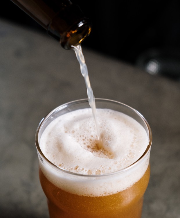 É o malte que dá cor à cerveja, quando estritamente preparada com os ingredientes tradicionais (Foto: Cottonbro / Pexels / Creative Commons)