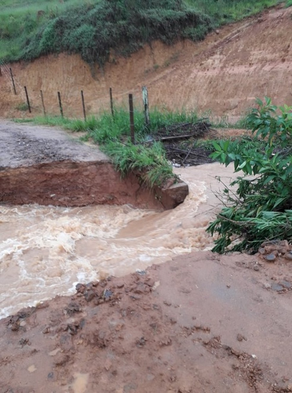Ponte caiu após as chuvas em Tabuleiro (MG) — Foto: Corpo de Bombeiros/Divulgação