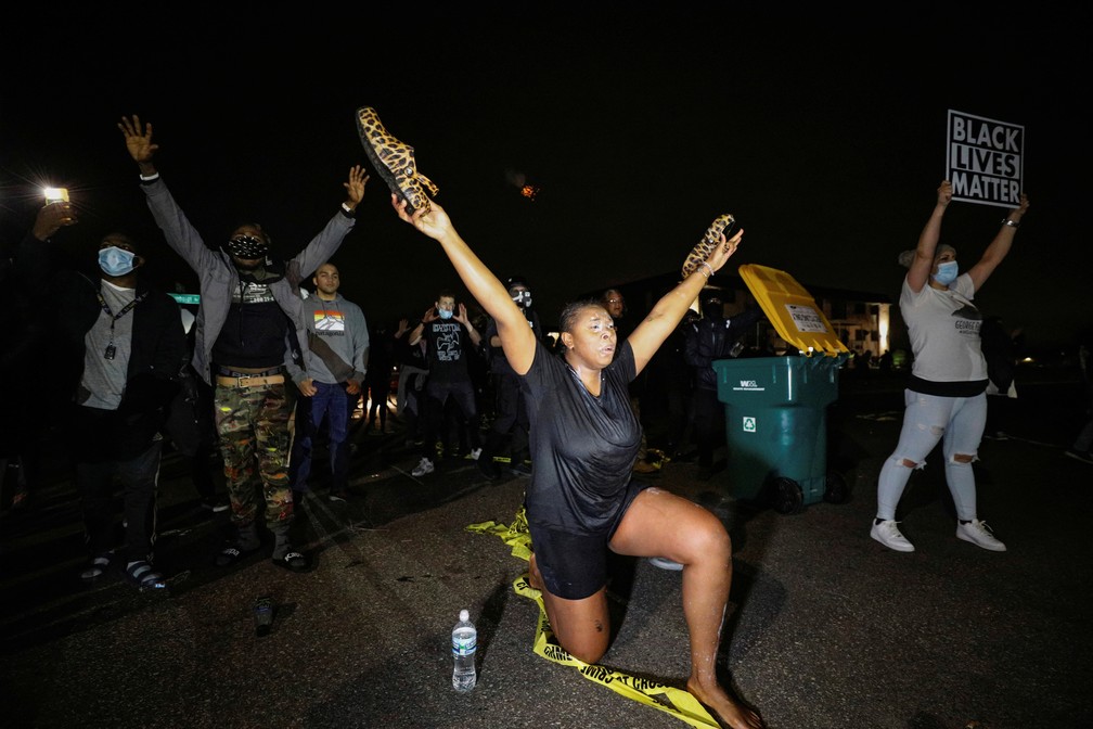 Manifestantes protestam em Minneapolis, no estado americano de Minnesota, contra a morte do cidadão negro Daunte Wright em 11 de abril — Foto: Nick Pfosi/Reuters