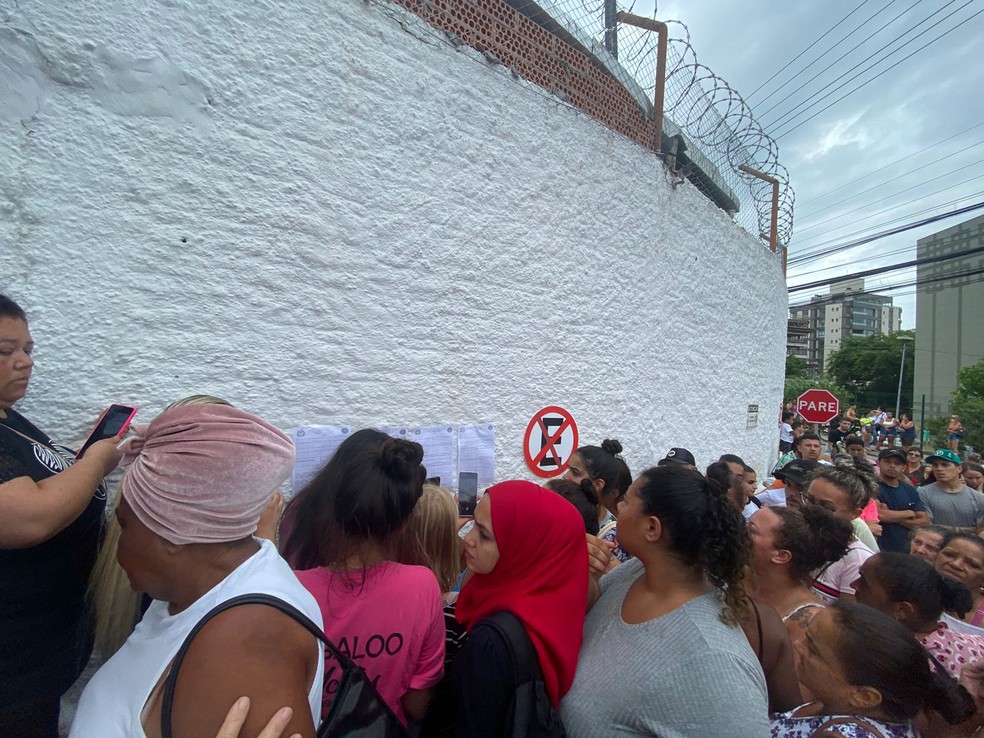 Lista de presos encaminhados a hospitais foi divulgada a familiares  — Foto: Diane Bikel/ NSC