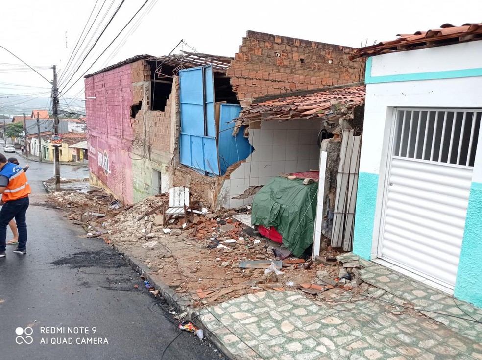 Motorista de caminhão perde controle e veículo atinge casa, em Campina Grande — Foto: Divulgação/Defesa Civil