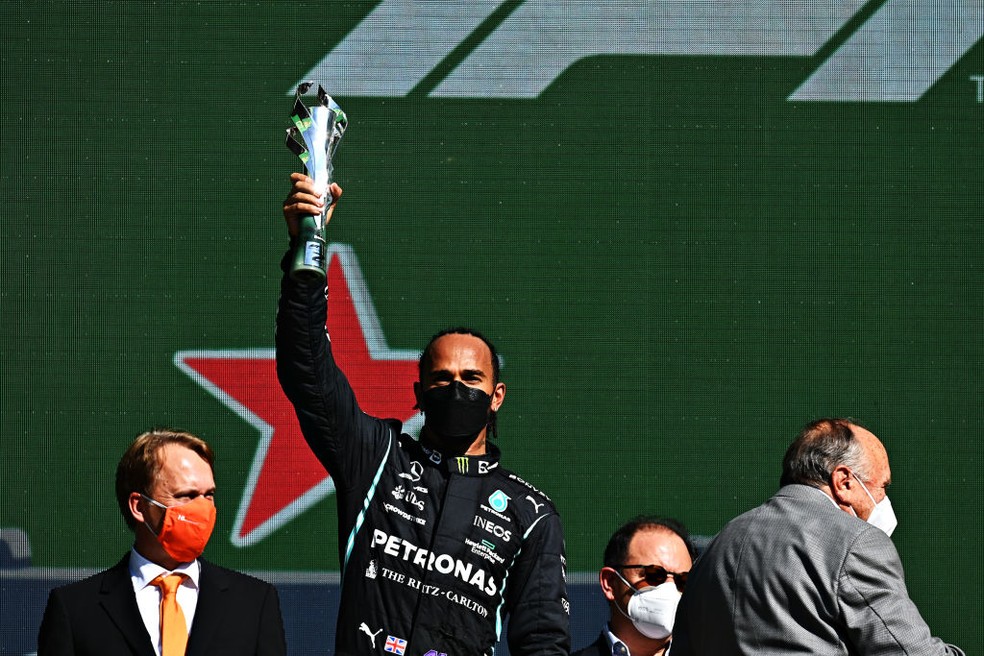 Hamilton comemora o segundo lugar no México — Foto: Getty Images