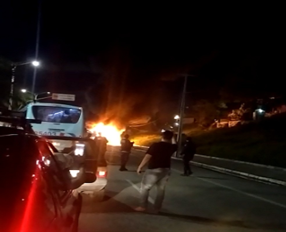 Ônibus é incendiado por criminosos em Fortaleza. (Foto: Reprodução/TV Verdes Mares)