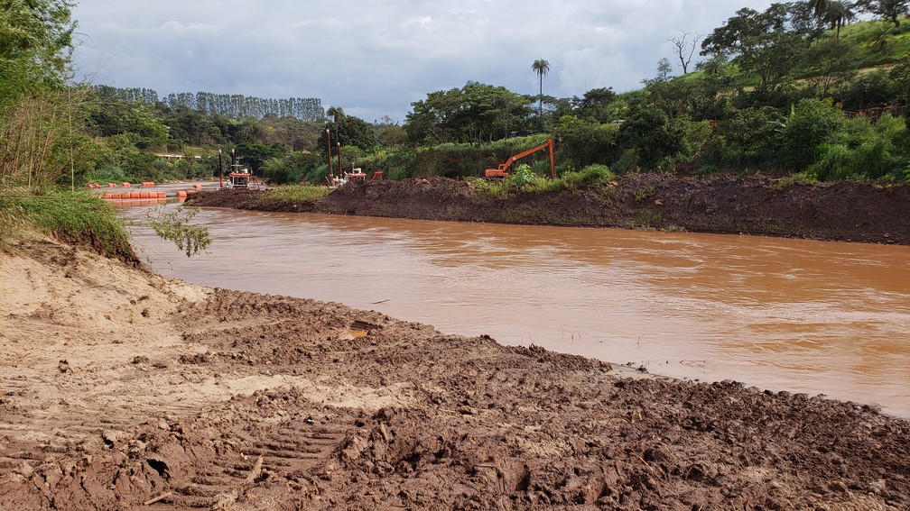 Dragas são usadas para retirar rejeito do Rio Paraopeba, que teve seu uso suspenso após tragédia — Foto: Raquel Freitas/G1