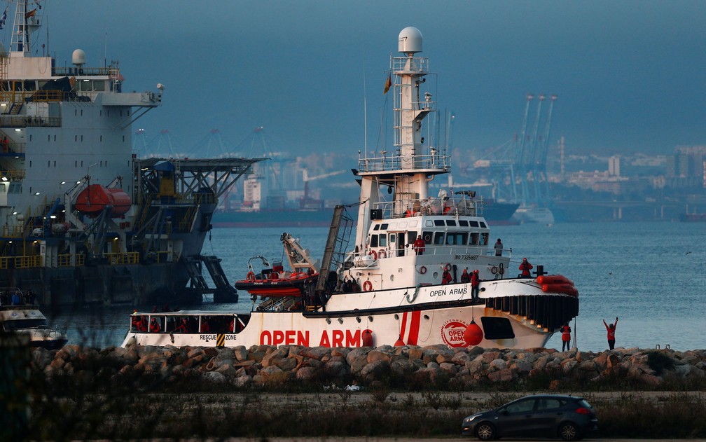 Navio da ONG Proactiva Open Arms chega ao porto de San Roque, no sul da Espanha — Foto: Reuters/Jon Nazca