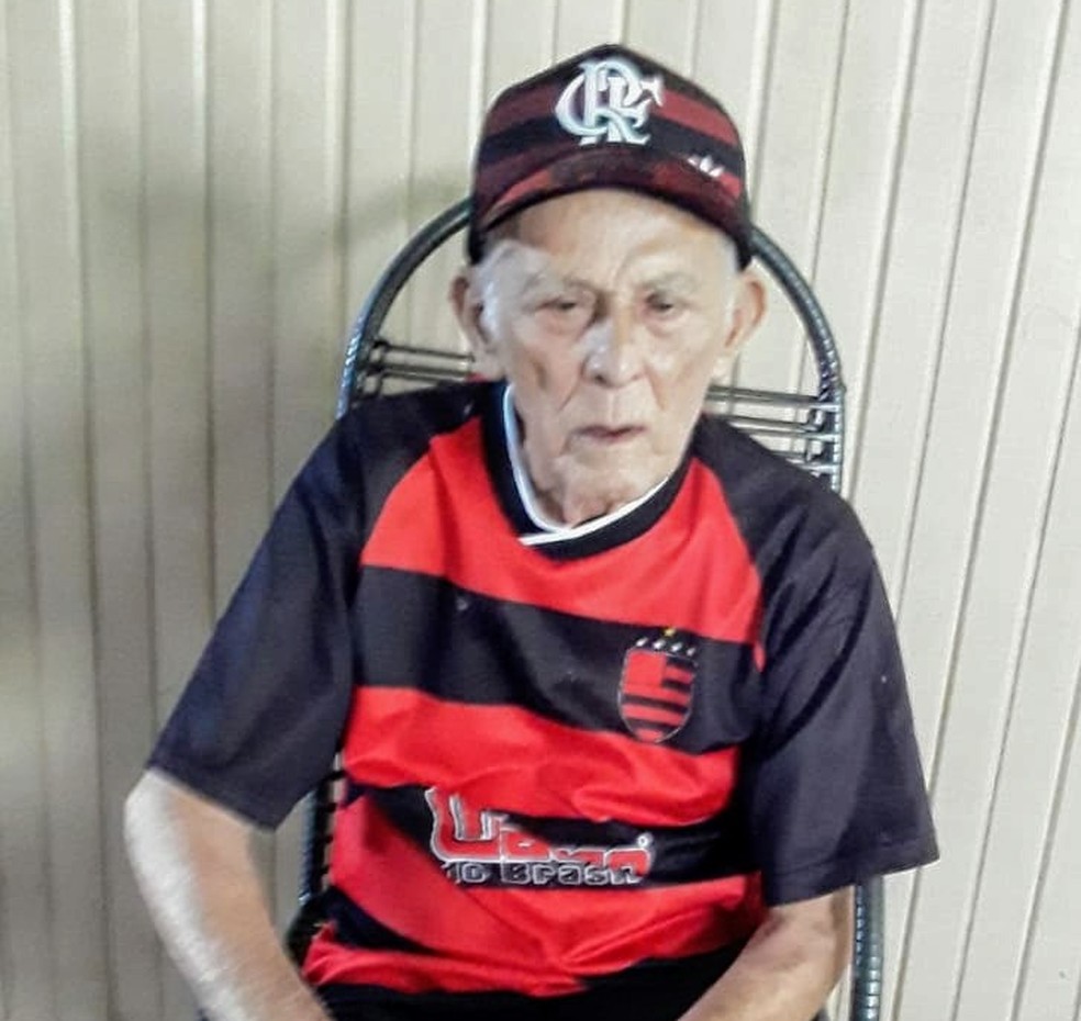 Raimundo da Silva - 102 anos, torcedor do Flamengo que venceu a Covid-19 — Foto: Maria Francinete/Arquivo Pessoal