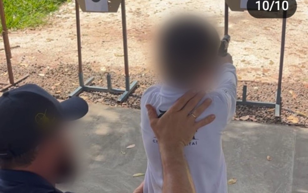 Crianças aparecem em fotos empunhando armas de pressão durante curso de atirador mirim no Clube de Caça e Tiro Hunter, em Jataí — Foto: Reprodução/Hunter Jataí