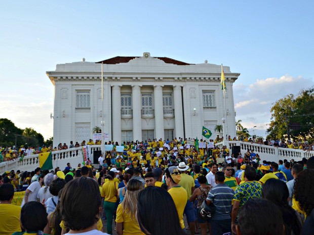 Organização estima que ao menos seis mil pessoas se reuniram em protesto contra governo em Rio Branco (Foto: Quésia Melo/G1)