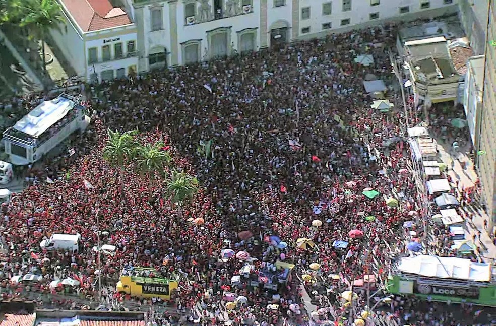 Imagens do Globocop durante discurso de Lula na Praça do Carmo, no Recife, nesta sexta (14) — Foto: Reprodução/TV Globo