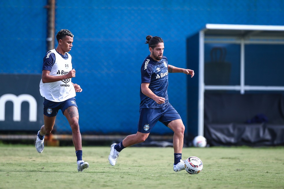 Fernando Henrique e Benítez em treino do Grêmio — Foto: Lucas Uebel/Grêmio