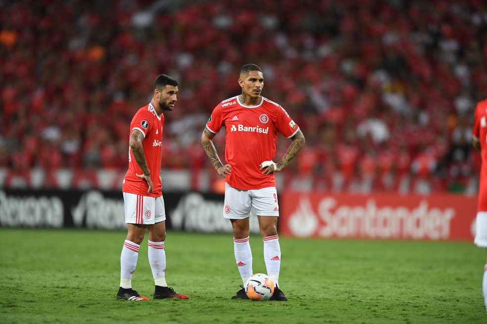 Guerrero ao lado de Boschilia antes de cobrar a falta que resultou no primeiro gol — Foto: Ricardo Duarte / Internacional