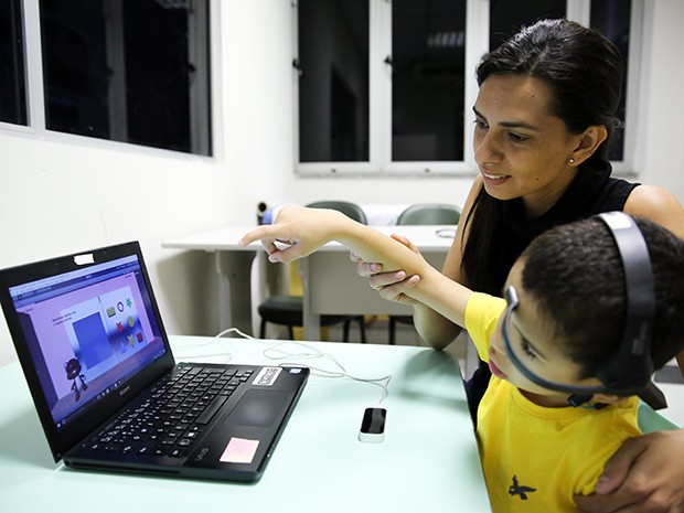 Juliana Martins criou um jogo que usa a realidade virtual como parte do processo de reabilitação de crianças com paralisia cerebral (Foto: Ares Soares/Unifor)