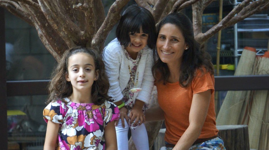 A empreendedora Elisa Roorda, proprietária da Mamusca, com suas filhas, Nina e Sofia (Foto: Divulgação)