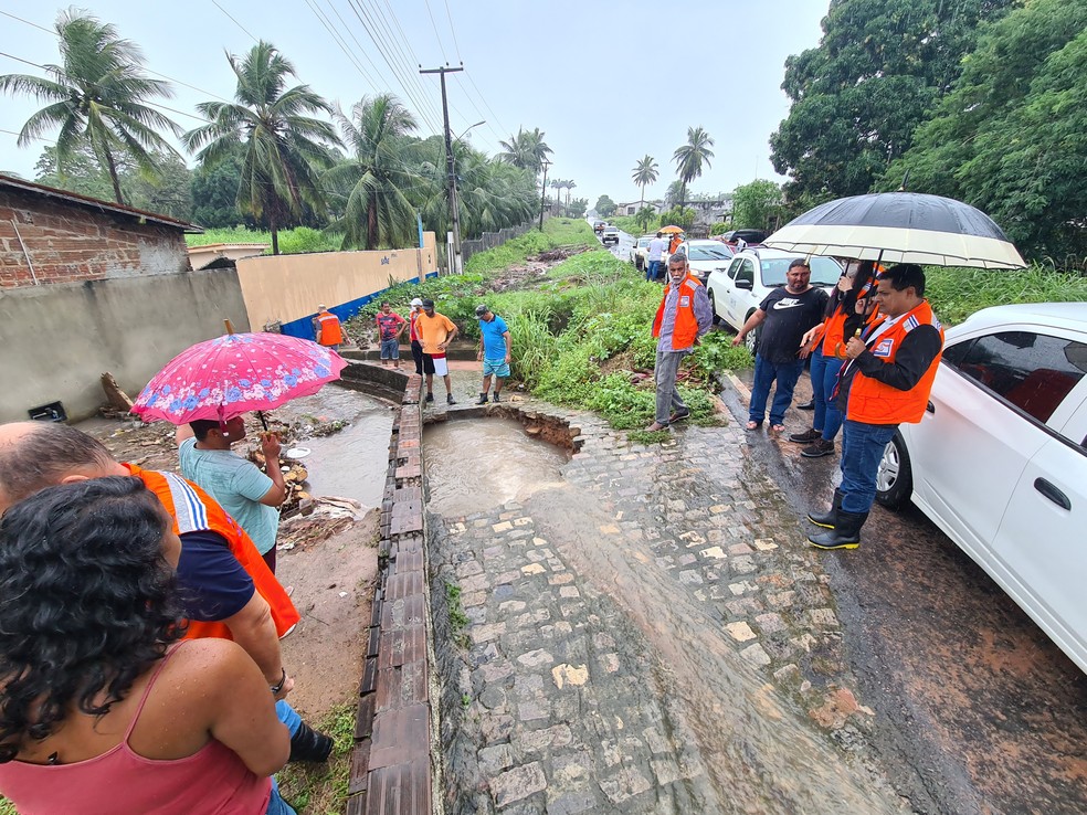 Equipe da prefeitura de São Gonçalo do Amarante visita área afetada pelas fortes chuvas  — Foto: Divulgação