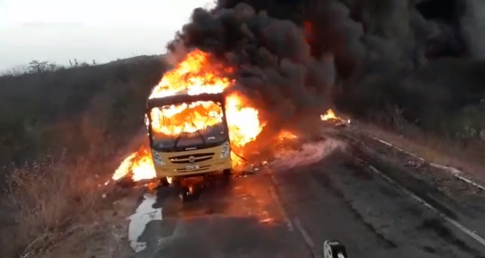 IncÃªndio destruiu o Ã´nibus escolar na cidade de Granja, na RegiÃ£o Norte do CearÃ¡.  â€” Foto: ReproduÃ§Ã£o/DN