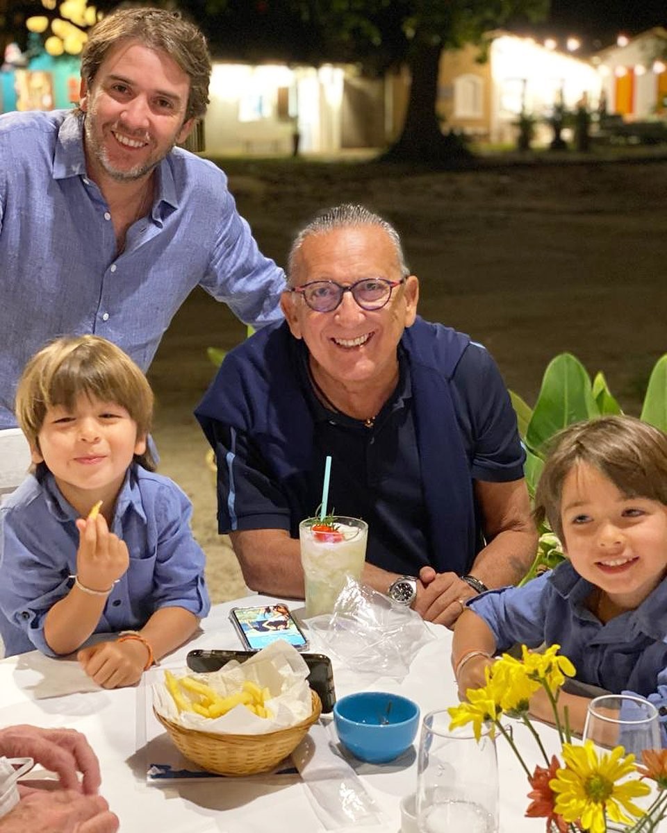 Galvão Bueno parabeniza o filho Popó ao lado dos netos André e Otavio (Foto: Reprodução/Instagram)