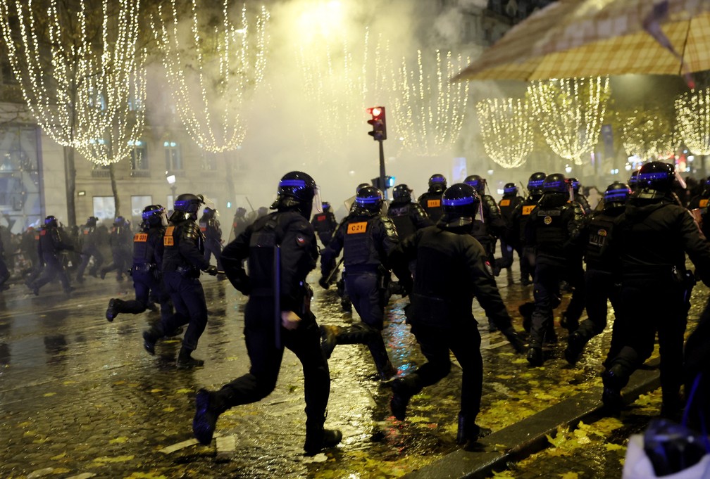 Torcedores entram em confronto com a polícia na Champs-Elysées, em Paris, após a derrota da França na final da Copa do Mundo — Foto: REUTERS/Denis Balibouse