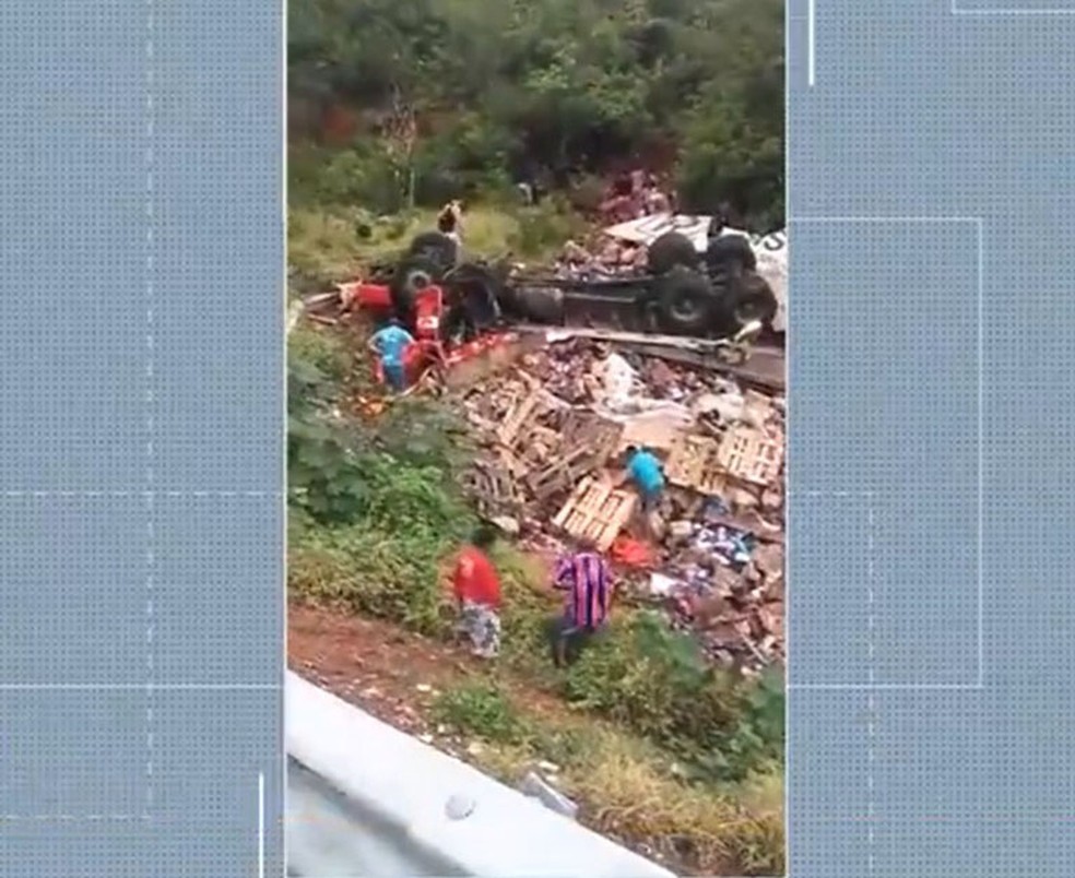 Caminhoneiro morre em acidente na BA-026, após perder controle de direção e cair em ribanceira — Foto: Reprodução/TV Bahia