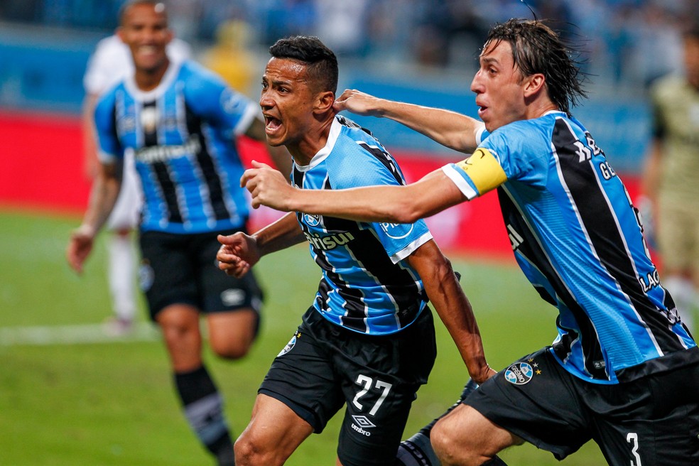 Cícero e Geromel comemoram o gol da vantagem valiosa do Grêmio (Foto: Lucas Uebel/Grêmio)