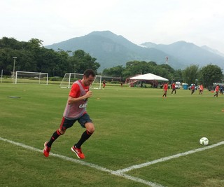 Mancuello trabalha à parte e ensaia gol olímpico em 1º treino no Flamengo