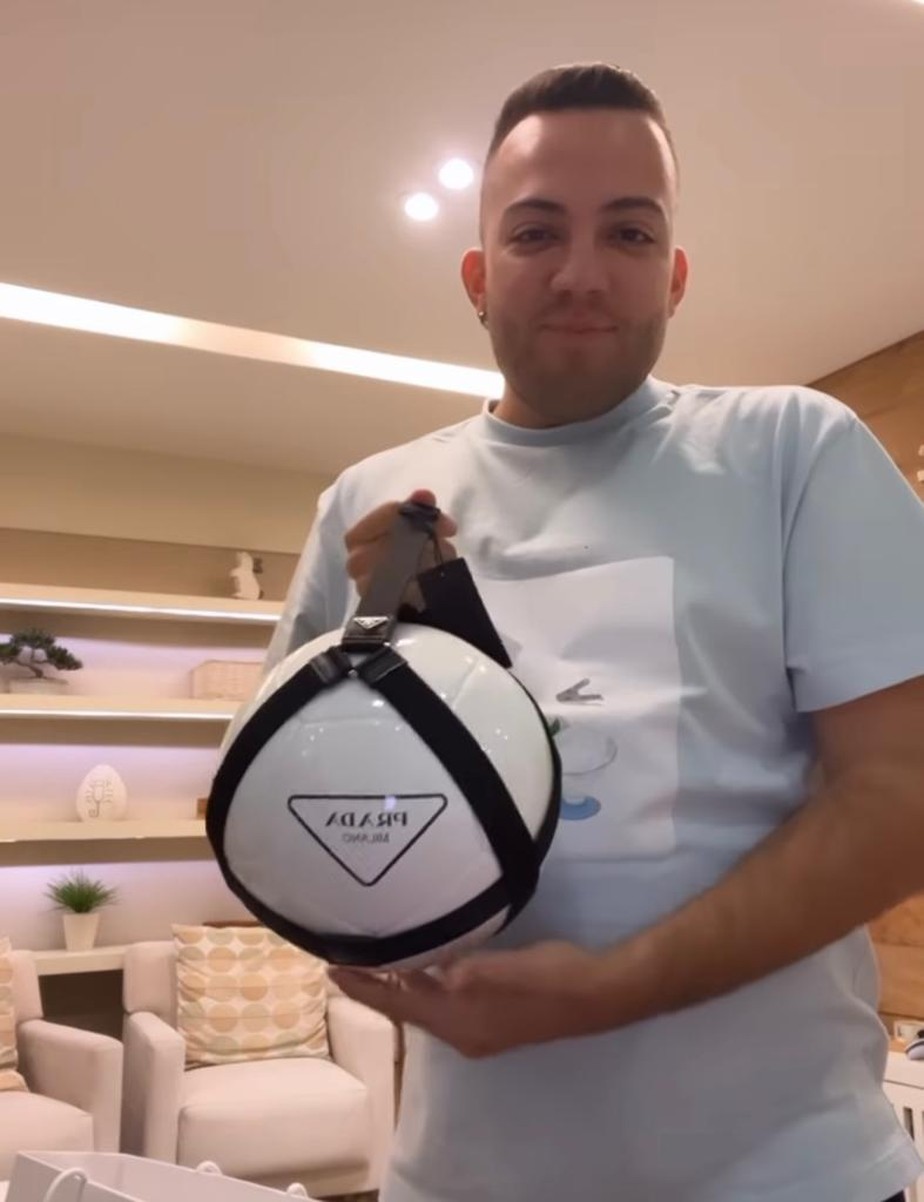 Lucas Rangel e a bola que comprou para decorar sua casa nova