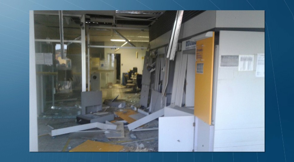 Agências de Araçagi ficaram destruídas com impacto das explosões (Foto: Reprodução/TV Cabo Branco)