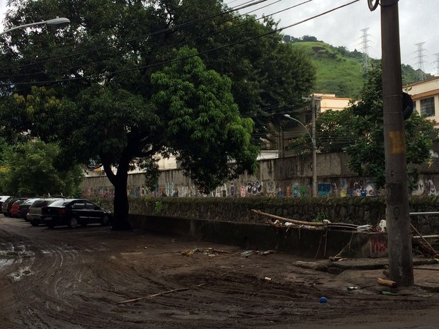 Na Rua Garibaldi, na Tijuca, o domingo amanheceu com muita lama, após o temporal (Foto: Susan Vidinhas / G1)