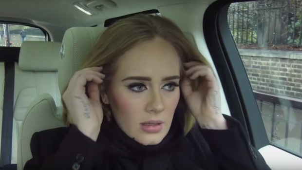 Adele participa de karaokê em programa de TV americano (Foto: Reprodução/YouTube)