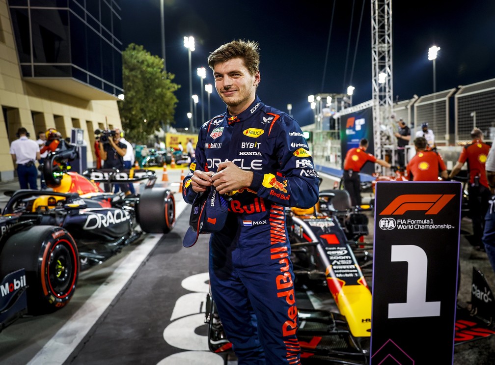 Max Verstappen sorri após marcar a 21ª pole position de sua carreira na Fórmula 1 — Foto: Reprodução/F1