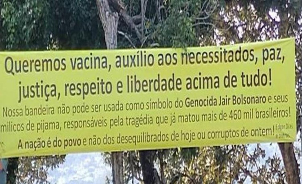 Faixa colocada por moradores contra instalação de mastro com bandeira do Brasil em condomínio do DF — Foto: Arquivo pessoal