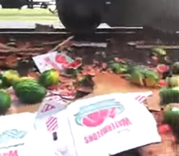 Carga de melancias ficou espalhada pela pista após o choque entre trem e caminhão (Foto: Reprodução/YouTube/In The N)