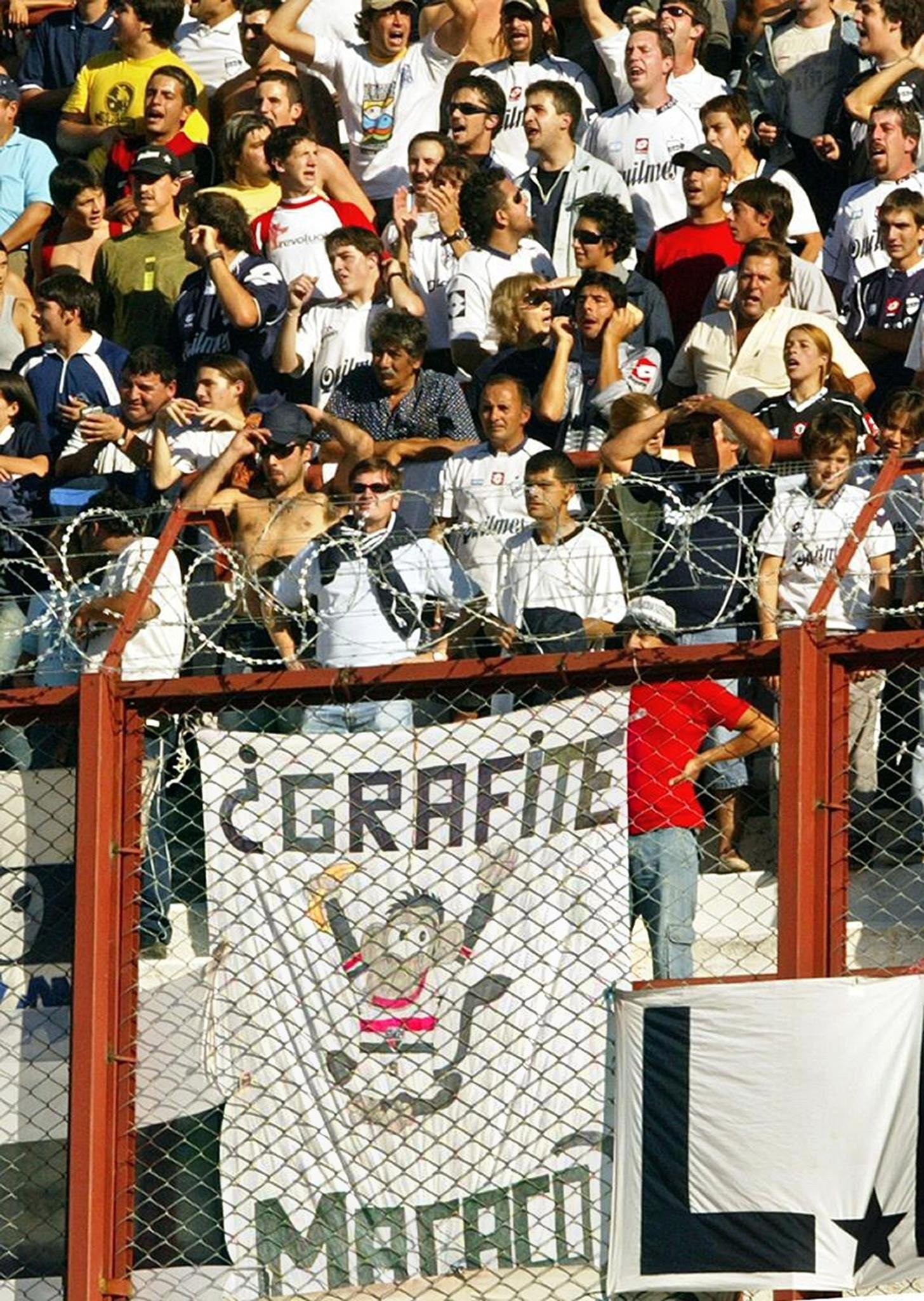 Torcida do River Plate, durante jogo contra o Quilmes, exibe faixa chamando Grafite de macaco, em referência ao episódio do MorumbiAFP