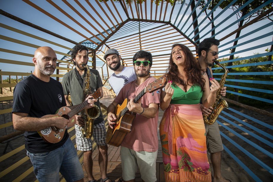 Os cantores Fred Chico (ao centro, com o violão) e Lica Tico com Léo (à esquerda), Pedro Sucupira, Paulo Monnerat e Bernardo Aragão, integrantes da Roda de Ska