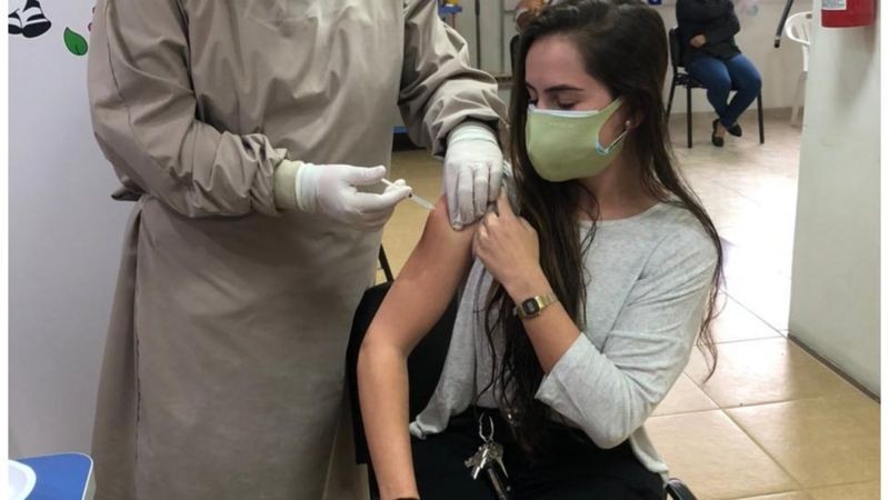 Daniela Muratorio, de 25 anos, foi vacinada no Uruguai (Foto: Arquivo pessoal/BBC)