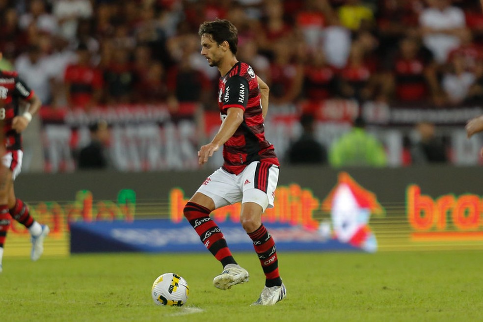 Rodrigo Caio em ação na derrota do Flamengo para o Fortaleza — Foto: Gilvan de Souza / Flamengo